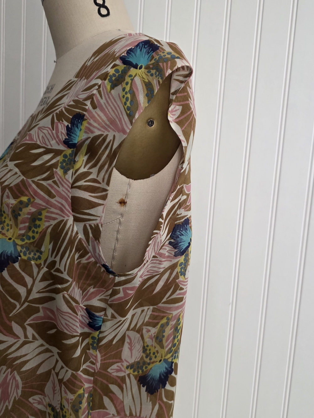 CAbi Floral Sleeveless Blouse  Lightweight & Flowy Cap-Sleeve Size L - Picture 8 of 12